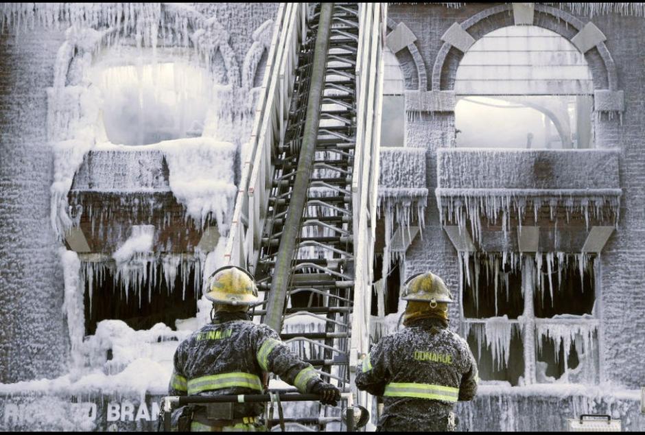 En Filadelfia, bomberos acudieron a sofocar un incendio, pero debido a las bajas temperaturas el agua se congel&oacute;. (Foto Milenio)