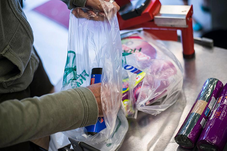 El uso de las bolsas pl&aacute;sticas ha generado muchos problemas principalmente de contaminaci&oacute;n y la muerte de animales.&nbsp;