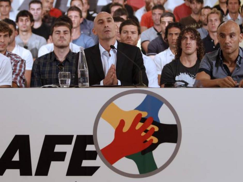 La Real Federaci&oacute;n de Futbol de Espa&ntilde;a anunci&oacute; que los futbolistas, entrenadores y &aacute;rbitros ir&aacute;n a la huelga por desacuerdo con repartos de dinero en derechos de transmisi&oacute;n de televisi&oacute;n.