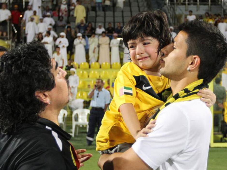 El peque&ntilde;o Benjam&iacute;n tiene una herencia envidiable de talento futbol&iacute;stico. Su abuelo es Diego Maradona y su padre Sergio el "Kun" Ag&uuml;ero. (Foto: AFP)
