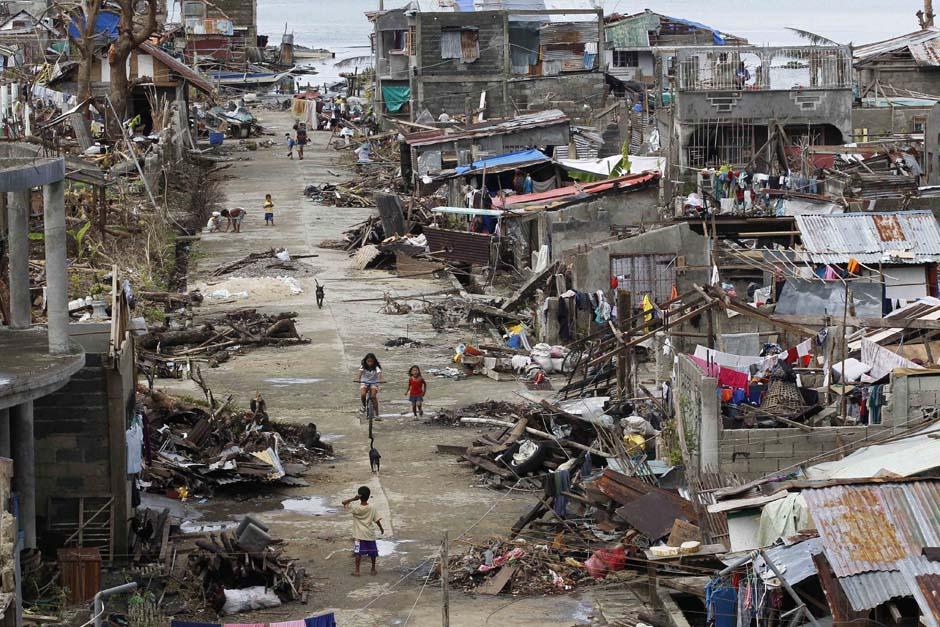 El pueblo filipino comienza a levantarse luego del tercer peor tif&oacute;n de su historia reciente. (Rolex de la Pe&ntilde;a/EFE)