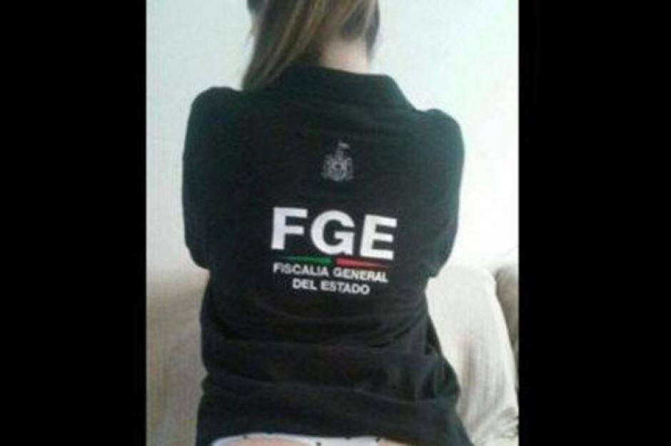 Un mujer asegura formar parte de la Fiscal&iacute;a General del Estado de Jalisco y con una sexy imagen pide aumento de sueldo. (Foto: Twitter)