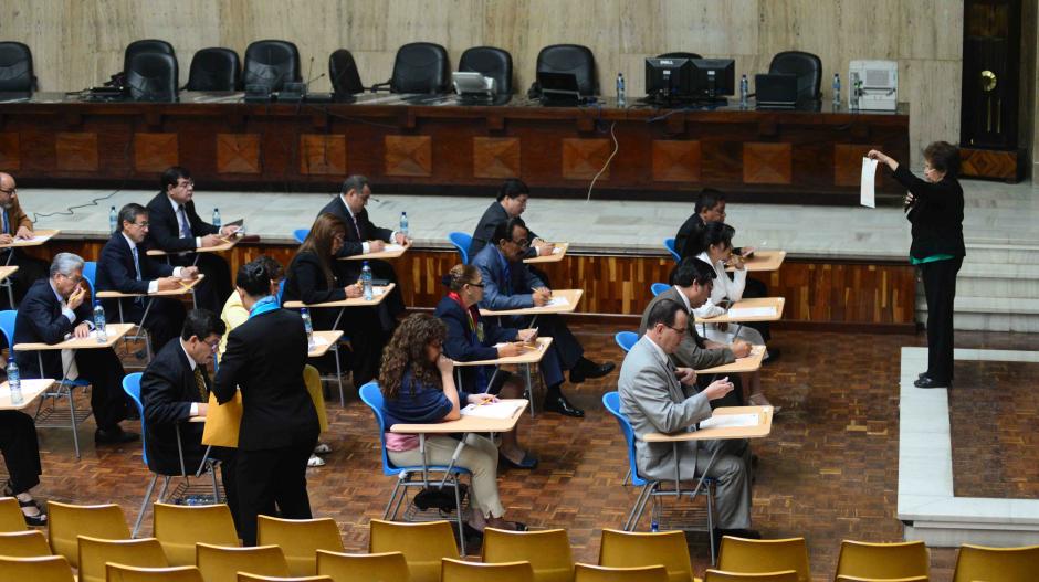 Los 26 candidatos a Fiscal General realizan una prueba psicom&eacute;trica para determinar su personaidad. (Foto: Jes&uacute;s Alfonso/Soy502)