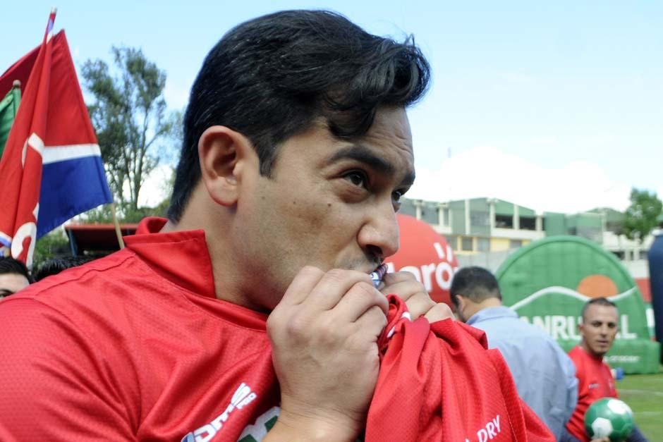 Carlos Ruiz se mostr&oacute; feliz de regrear al equipo que lo vio nacer y no dud&oacute; en besar el escudo de Municipal. (Foto: Luis Barrios/Soy502)