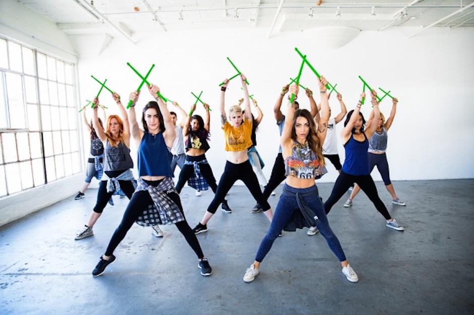 Esta nueva forma de ejercitarse est&aacute; ganando muchos adeptos por su peculiar herramienta. (Foto: elsalvador.com)