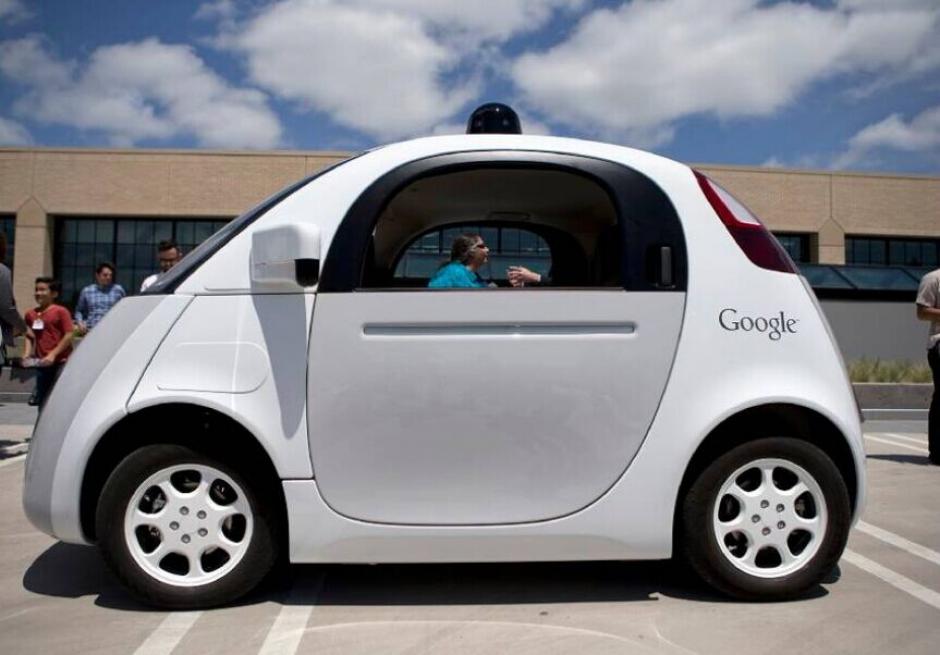 Google ha empezado a contratar gente en el estado de Arizona (EE.UU.) para que se sienten en sus veh&iacute;culos experimentales de conducci&oacute;n autom&aacute;tica mientras los autom&oacute;viles circulan sin conductor por la ciudad de Phoenix. (Foto:&nbsp;spanish.people.com.cn)