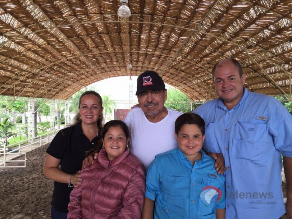 Joan Sebastian, rodeado de familia y amigos en sus &uacute;ltimos d&iacute;as de vida en su rancho. (Foto: Telenews)