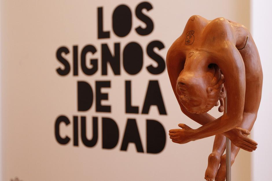 La exposici&oacute;n "Signos de la ciudad" estar&aacute; abierta hasta el 30 de noviembre en el antiguo edificio de Correos. Aqu&iacute; la obra en terracota de Ana Hercilia &Aacute;lvarez.