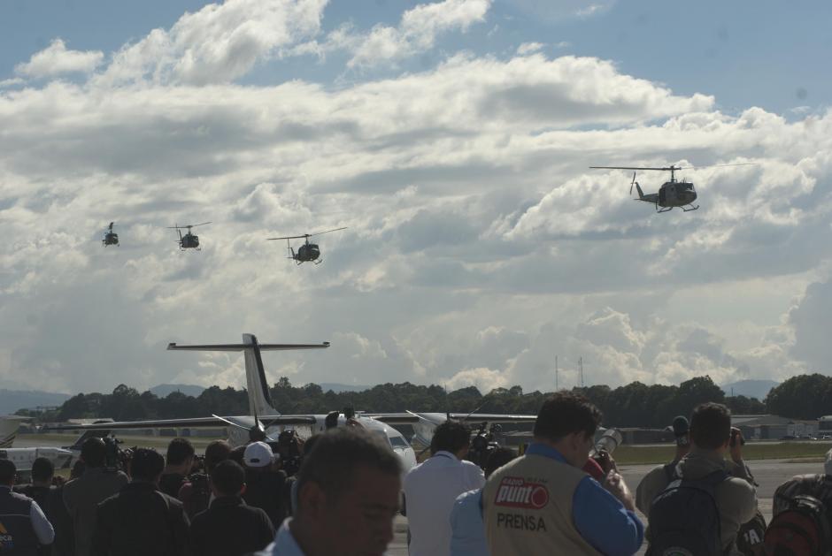 Como si fuera un show a&eacute;reo, cuatro helic&oacute;pteros transportaron a los supuestos implicados en la fuga de Jos&eacute; Ranfer&iacute; Ponce. (Foto: Jes&uacute;s Alfonso/Soy502)