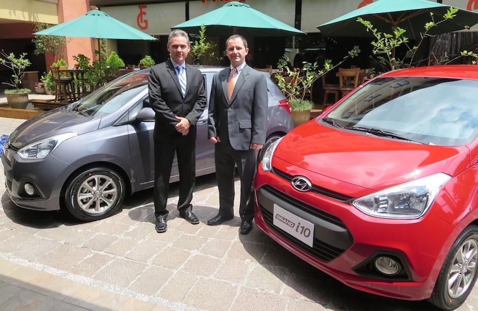 Jos&eacute; Enrique Rubio y Christian Siebold de Hyundai Guatemala, presentaron el Hyundai i10 en nuestro pa&iacute;s. (Foto: Doblev&iacute;a Centroam&eacute;rica)&nbsp;