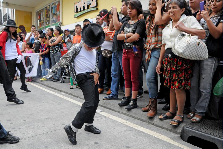 Vistiendo una chaqueta plateada, el niño Samuel de León de 6 años, acaparó cientos de aplausos de los espectadores por su gran imitación de baile en la coreografía de Bilie Jean.    &nbsp;