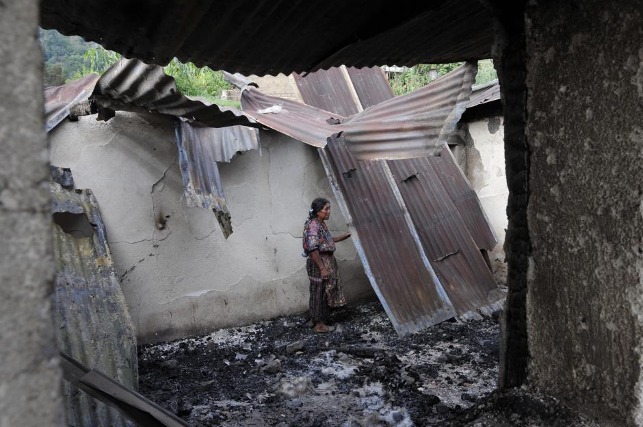 Una mujer observa los restos de la vivienda que fue destruida en un aparante conflicto entre pol&iacute;ticos en Concepci&oacute;n, Solol&aacute;. (Foto: Alan Lima/Soy502)&nbsp;