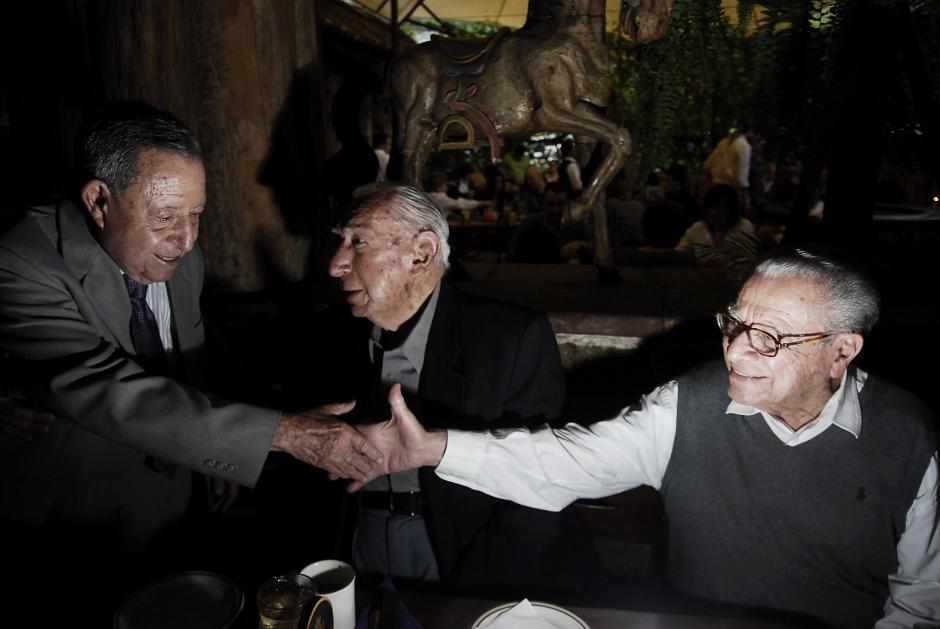 Julio Valladares, Ricardo Asturias y Oscar De Le&oacute;n, tres de los estudiantes que gestaron la Revoluci&oacute;n de 1944, reunidos en un almuerzo familiar para conmemorar los 69 a&ntilde;os de aquel d&iacute;a que marc&oacute; la historia de Guatemala.&nbsp;