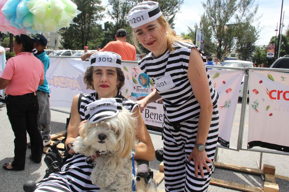 Las hermanas Carmela y Rosa Salkeld llegaron disfrazadas de "Presidiarias" junto a "Tobbie", siendo uno de los trajes más llamativos. (Foto: Fredy Hernández).