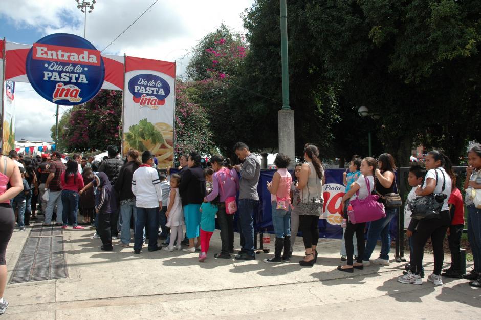 Miles de personas llegaron desde las 10:00 horas a El Obelisco para celebrar el D&iacute;a Internacional de la Pasta. (Foto: Fredy Hern&aacute;ndez).