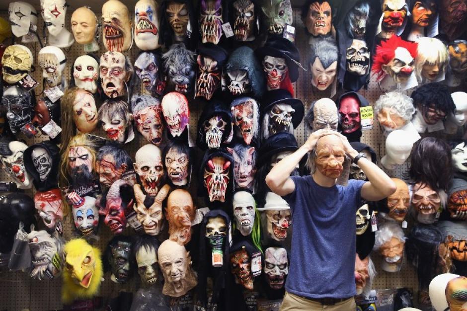 Mike Zagone, encargado de una tienda de disfraces en Chicago, ofrece a los compradores una variedad de m&aacute;scaras desde terror&iacute;ficas hasta divertidas. (Foto: AFP).