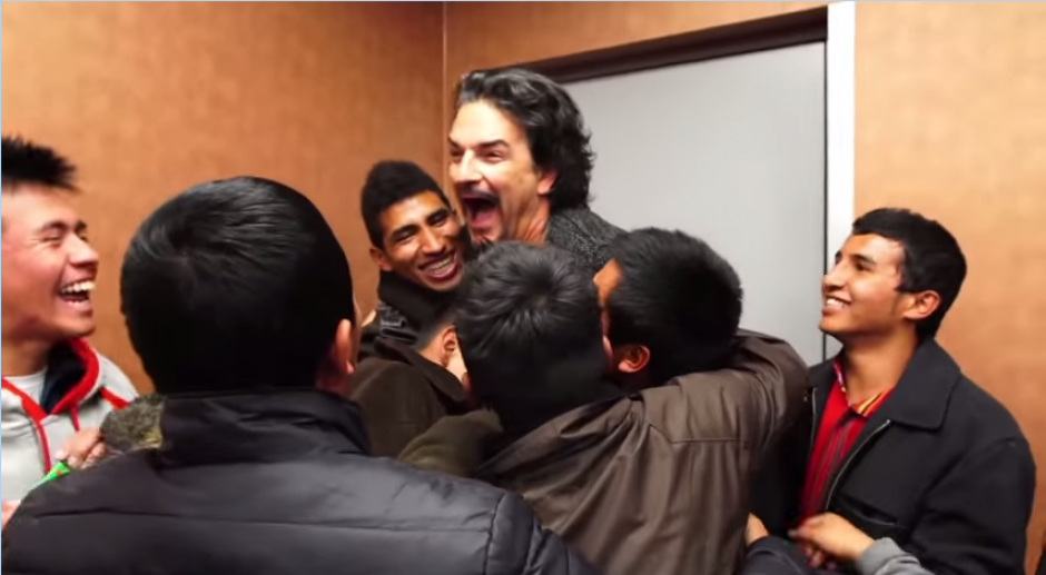 Ricardo Arjona sorprendió a los muchachos guatemaltecos que fueron invitados a la fundación NPH USA y pudieron asistir al concierto del guatemalteco en Chicago.&nbsp;