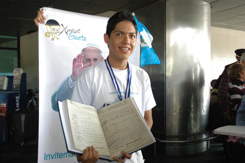 El joven peregrino est&aacute; esperanzado en que el papa Francisco escuche la petici&oacute;n de m&aacute;s de medio mill&oacute;n de guatemaltecos que firmaron el documento. (Foto: Fredy Hern&aacute;ndez/Soy502)