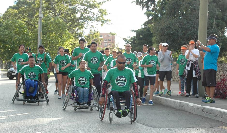 Acompa&ntilde;ado de sus amigos, JC P&eacute;rez emprendi&oacute; el reto de recorrer 250 kil&oacute;metros por una buena causa. (Foto: Fredy Hern&aacute;ndez/Soy502)
