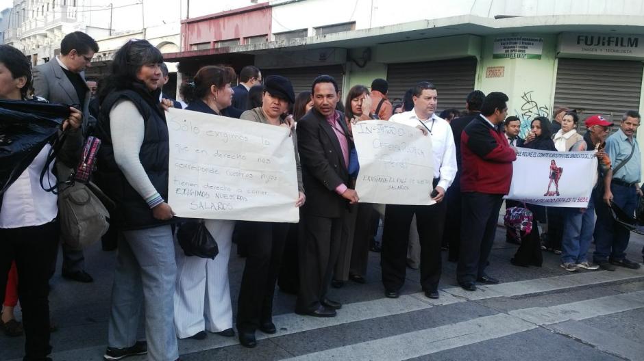 Los trabajadores han bloqueado tres veces al d&iacute;a esta arteria que comunica al centro de la zona 1. (Foto: Sindicato de Trabajadores del IDPP)