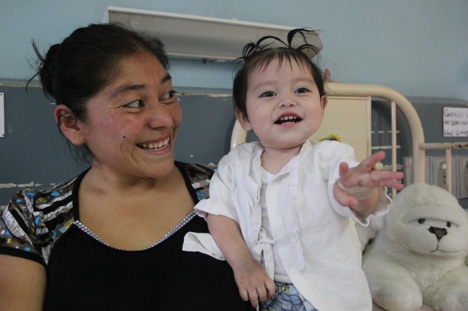 Ver&oacute;nica Garc&iacute;a es una de las madres que espera que los m&eacute;dicos den de alta a su peque&ntilde;a Fergie Guadalupe, de 1 a&ntilde;o. Su hija es la luz de su hogar y sus otros hermanos la esperan para que lleve alegr&iacute;a. (Foto: Fredy Hern&aacute;ndez/Soy502)