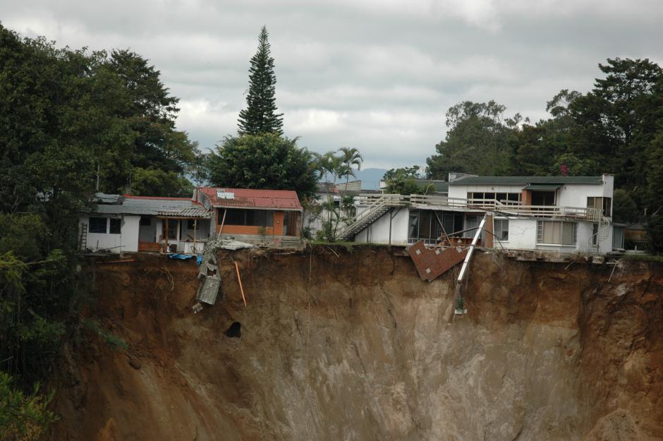 Desde las casas del sector dos, al final de la Avenida Sime&oacute;n Ca&ntilde;as de la zona 2, se aprecia el da&ntilde;o que sufrieron las casas ubicadas en la finca El Zapote. (Foto: Fredy Hern&aacute;ndez/Soy502)
