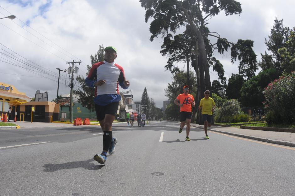 Desde muy temprano varias personas amantes del running&nbsp;se enfilan para recorrer la &nbsp;Avenida las Am&eacute;ricas de la zona 13.(Foto: Erick Sor/Soy502)   