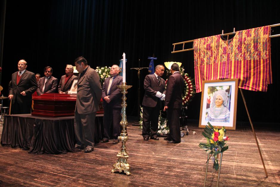 Amigos, artistas y admiradores mostraron su afecto a la artista nacional en un homenaje de cuerpo presente en el Teatro Nacional. (Foto: Fredy Hern&aacute;ndez/Soy502)