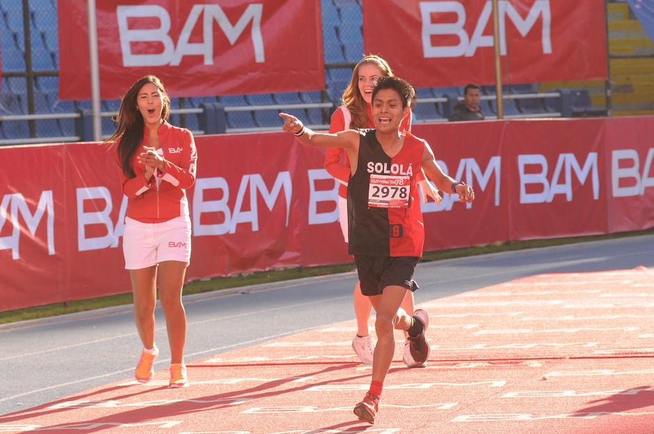 William Julaj&uacute; se&ntilde;ala la meta a la que ingres&oacute; en solitario imponiendo su ritmo en la competencia. (Foto: Nuestro Diario)