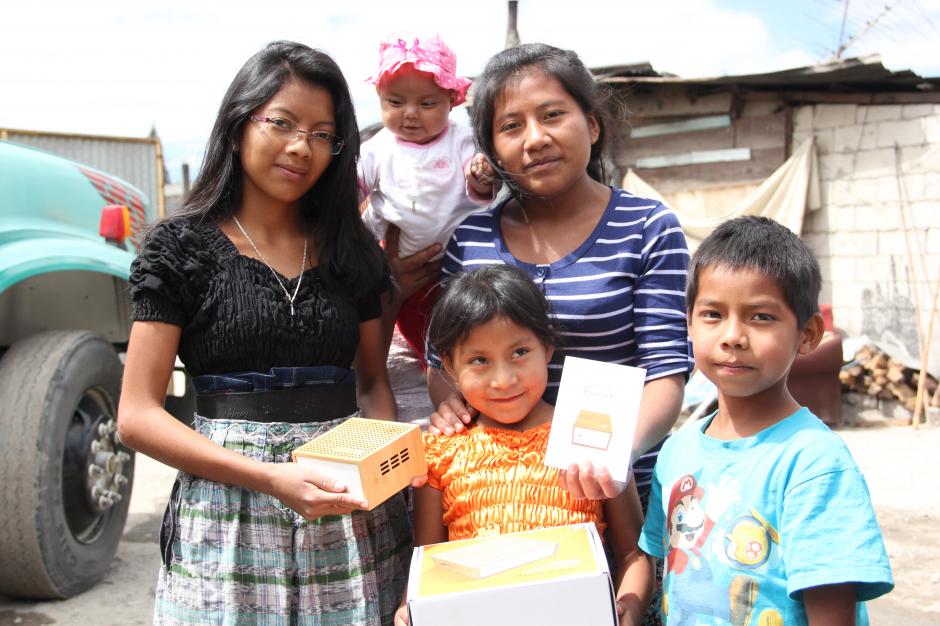 Mar&iacute;a Juliana, de azul, y sus primos recibieron una computadora Mission, que les servir&aacute; para continuar con sus estudios escolares. (Foto: Fredy Hern&aacute;ndez/Soy502)