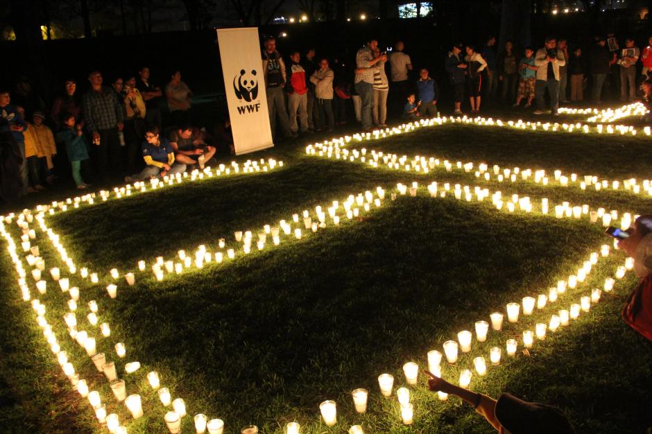 Los participantes prendieron veladoras y formaron un 60+, el logo de la campa&ntilde;a a nivel mundial. (Foto: Fredy Hern&aacute;ndez/Soy502)