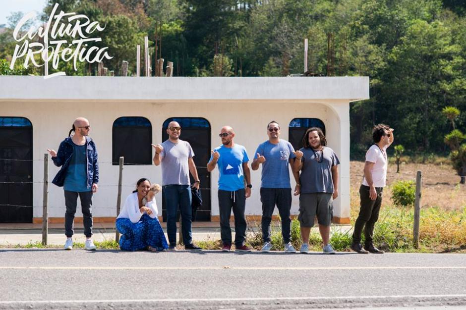 Los integrantes de Cultura Prof&eacute;tica pidieron "jal&oacute;n" para llegar a Panajachel en la Semana Santa. (Foto:&nbsp;www.alexdiazphotography.com)