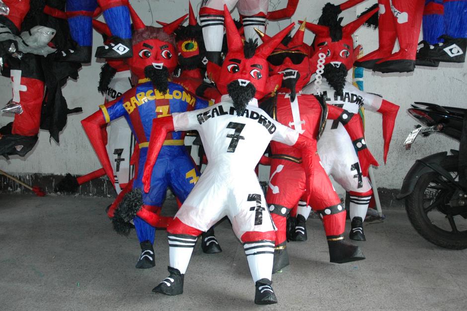El Barcelona y el Real Madrid no se escapan del ingenio de los guatemaltecos para estas celebraciones. (Foto: Fredy Hern&aacute;ndez/Soy502)