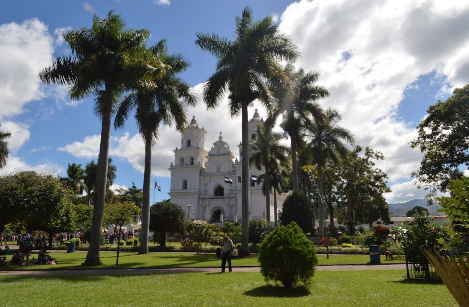 La Basílica de Esquipulas recibe el 15 de enero a miles de peregrinos que visitan al Cristo Negro. (Foto: Marlon Villeda/Nuestro Diario) 