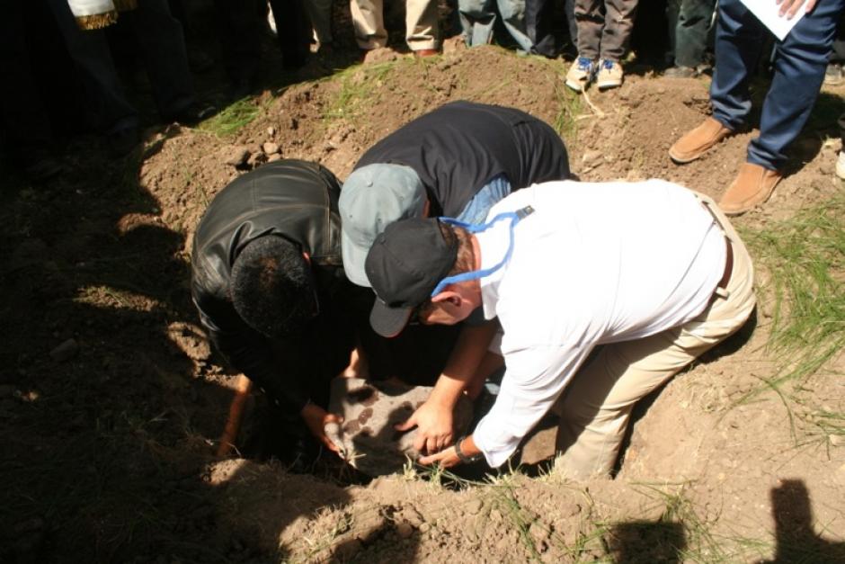 Colocación de la primera piedra del Centro de Salud de Tzununá. (Foto: Fundación Castillo Córdova)