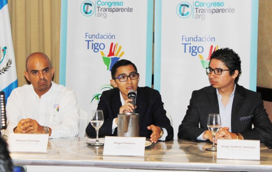 &Aacute;ngel Ram&iacute;rez, al centro, Director ejecutivo de Congreso Transparente, explica el funcionamiento de la plataforma. Lo acompa&ntilde;an&nbsp;Manuel Sisniega, de Asuntos Corporativos de Tigo a la izquierda y&nbsp;Jorge Gabriel Jim&eacute;nez, Presidente de Guatecambia. (Foto: Doble V&iacute;a)
