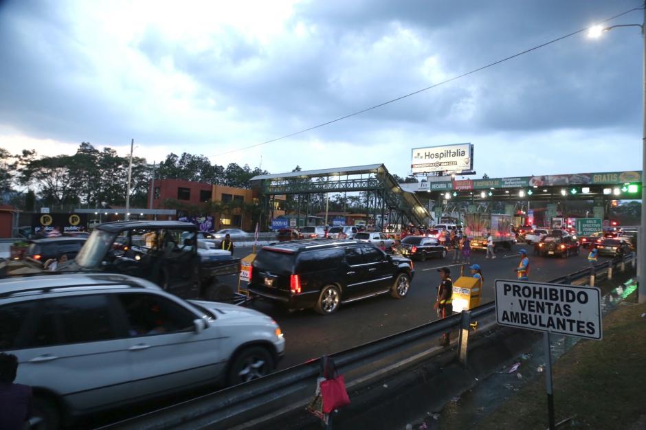 En el punto del peaje Pal&iacute;n-Escuintla funcionaron ocho cajeros m&oacute;viles y seis cabinas para el cobro de peaje. (Foto: Manuel Castillo/Nuestro Diario)