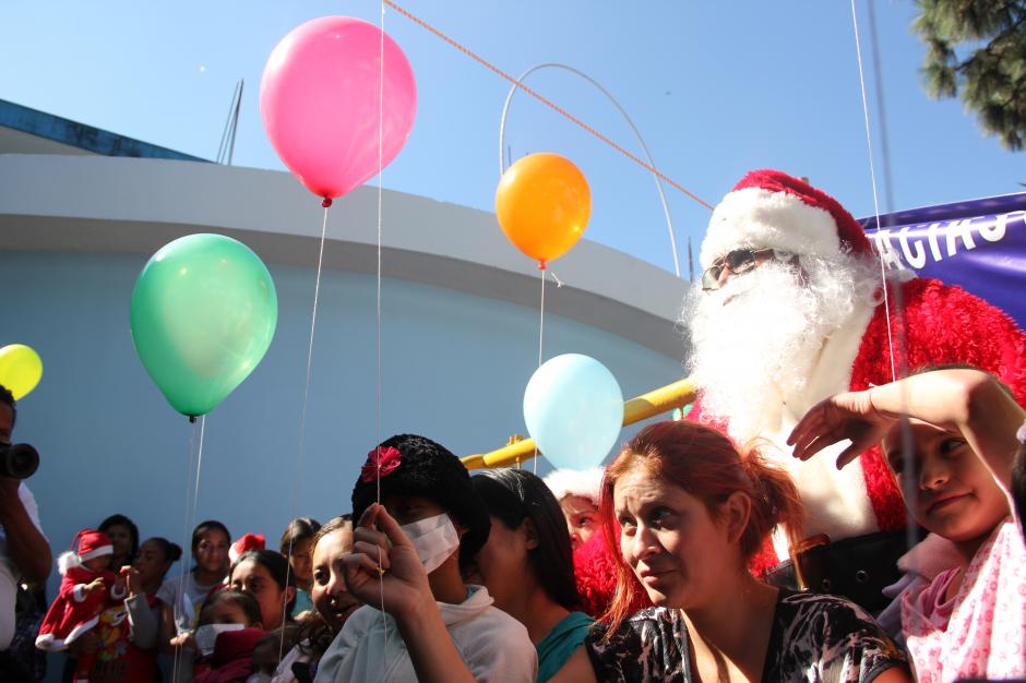 En el patio de la Pediatr&iacute;a, Santa se tom&oacute; varias fotograf&iacute;as con los pacientes y sus padres, lo que los hizo sentirse animados. (Foto: Fredy Hern&aacute;ndez/Soy502)