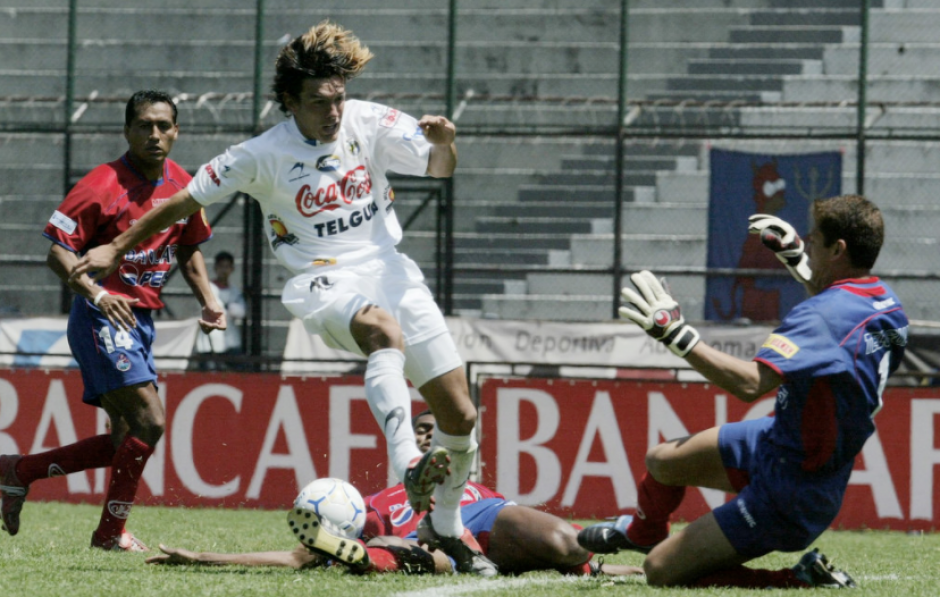 El choque fortuito entre Danny Ortiz y Mario Rodr&iacute;guez. (Foto: Mynor de Le&oacute;n)
