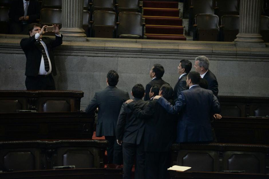 Algunos legisladores aprovecharon para tomarse fotos en el hemiciclo. (Foto: Wilder L&oacute;pez/Soy502)