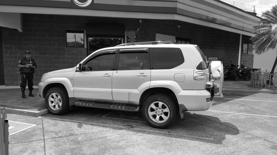 La camioneta donde se transportaban qued&oacute; con varios impactos de bala. (Foto: Tomada de Twitter/Julio Arriola)&nbsp;