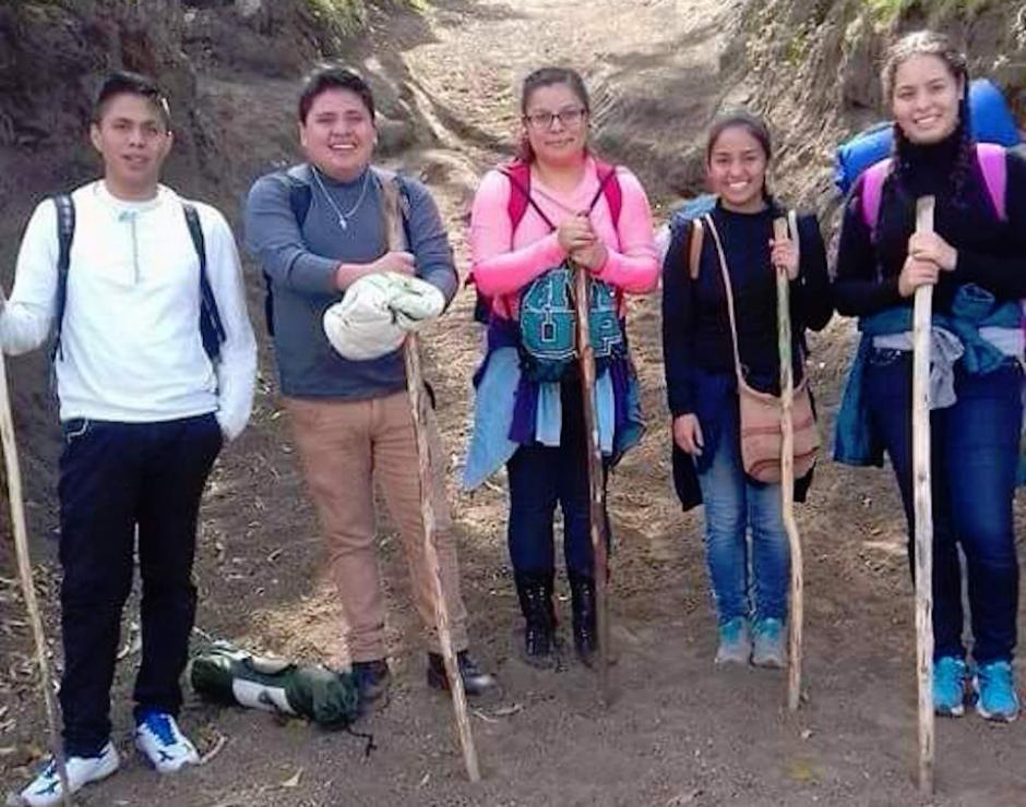 De este grupo de j&oacute;venes sobrevivieron dos: Roc&iacute;o Alejandra Rom&aacute;n (rosado) y Daniel Vel&aacute;squez (gris). (Foto: Facebook, Javier Vel&aacute;squez)