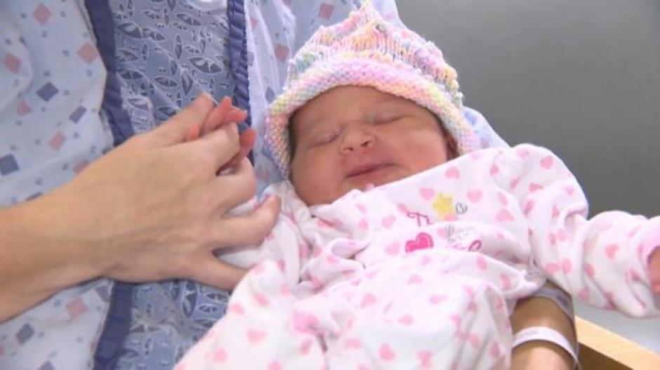 La ni&ntilde;a pes&oacute; alrededor de 8 libras al nacer y ser&aacute; bautizada con el nombre de Carolyn Rose, en honor a sus dos abuelas. (Foto: Internet)