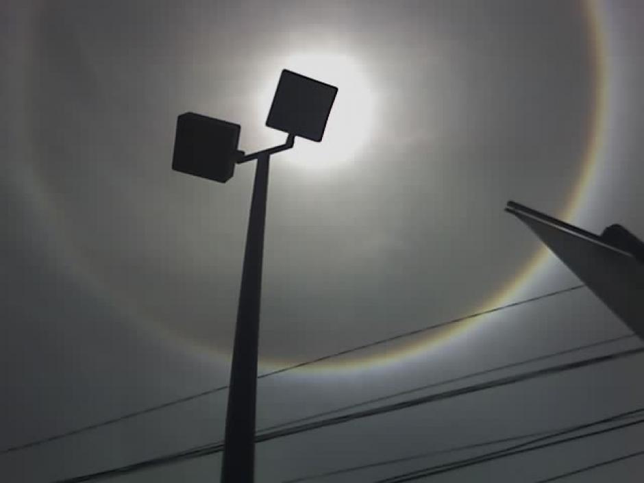 Este halo solar fue captado en la capital de Guatemala. (Foto: Cortes&iacute;a Edgar Castro Bathen).