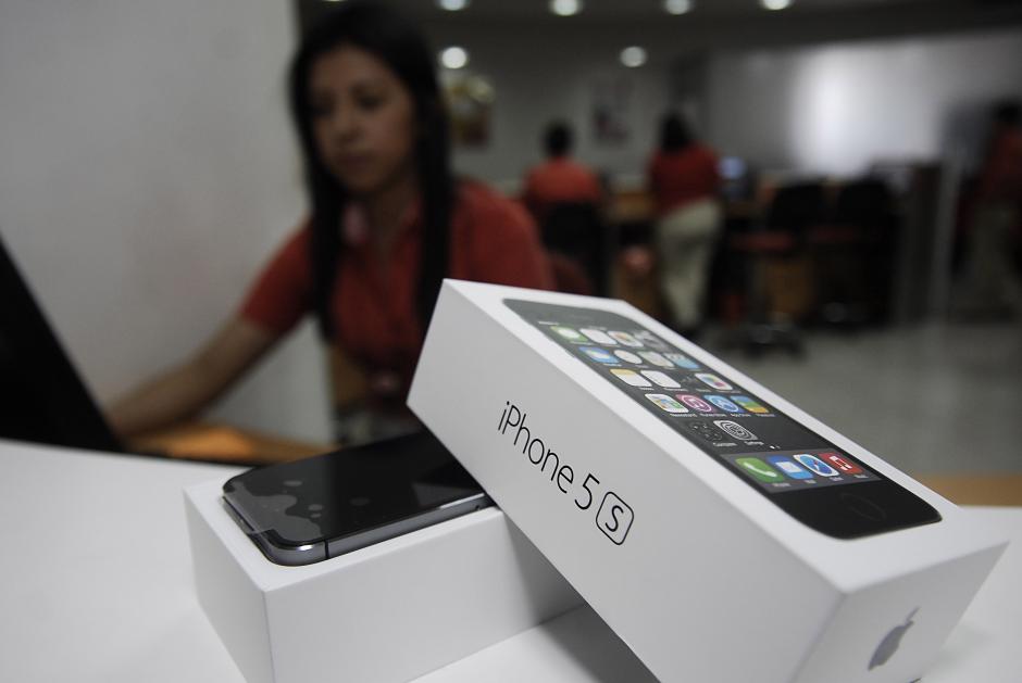 Luego de su lanzamiento en Guatemala, el viernes pasado, el iPhone 5s acapar&oacute; el 30% del total de las ventas de los tel&eacute;fonos de gama alta, seg&uacute;n datos de las empresas telef&oacute;nicas.&nbsp;(Jes&uacute;s Alfonso/Soy502)