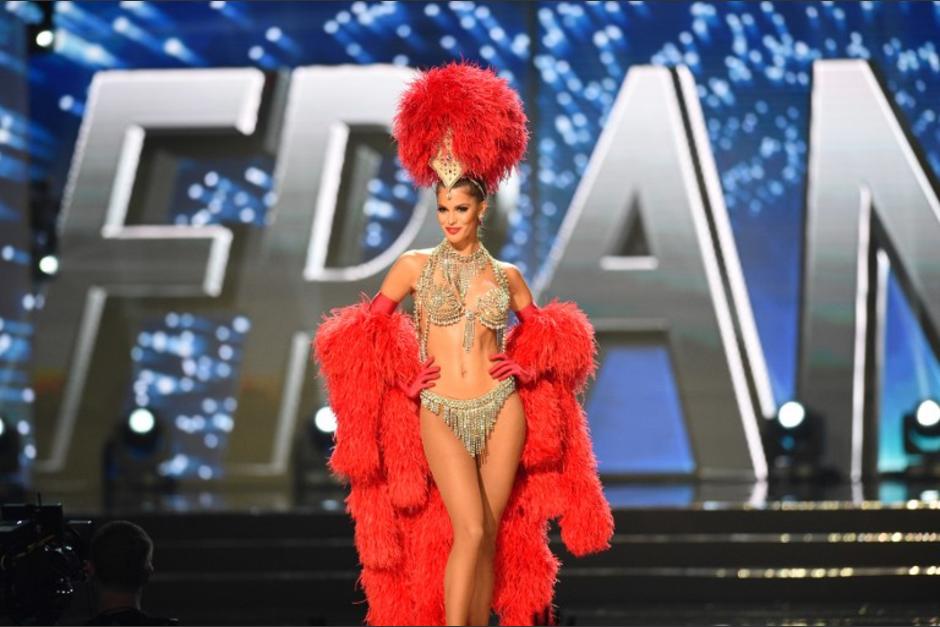 MIss Francia us&oacute; un traje original del Moulin Rouge para su presentaci&oacute;n. (Foto: AFP)