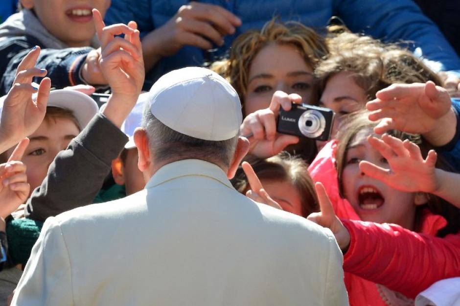 Con m&aacute;s de 13 millones de seguidores, el Papa Francisco se convierte en una de las personas m&aacute;s seguidas en la red social Twitter (Foto: AFP)