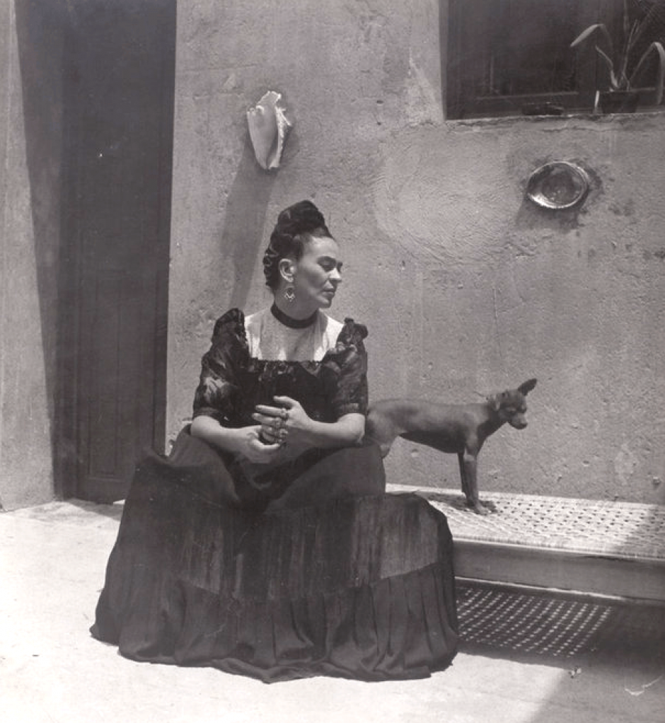 Frida Kahlo en una fotograf&iacute;a en su hogar, ahora el museo La Casa Azul, acompa&ntilde;ada de un perro. (Foto: agonistica.com)