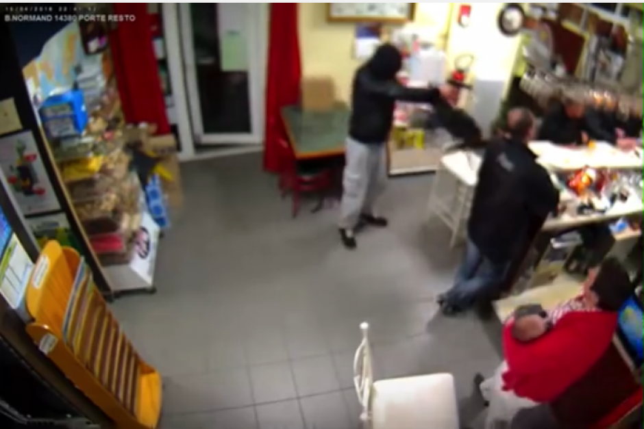 La propietaria de un local enfrent&oacute; a un ladr&oacute;n con su beb&eacute; en brazos. (Foto: YouTube)