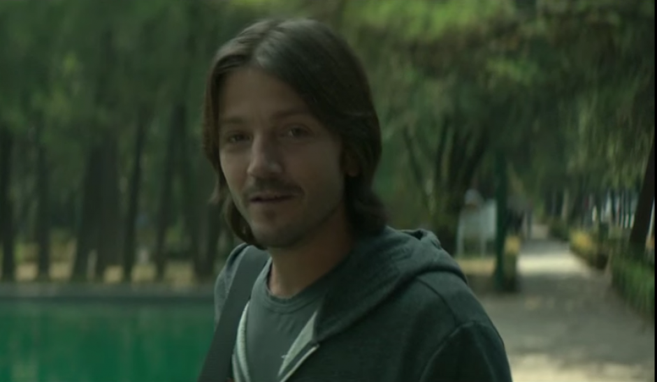 El video de Diego Luna es especial por el d&iacute;a de las madres. (Captura de pantalla: Canal Fud M&eacute;xico)